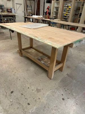 une table en bois dans un garage