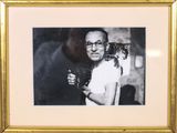 une vieille photo d'un homme tenant un chat dans ses bras