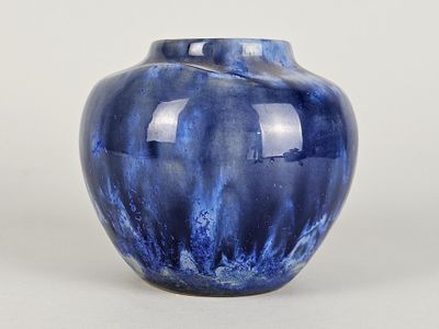 un vase bleu posé sur une table