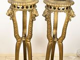 paire de bougeoirs anciens en laiton avec un plateau en marbre