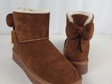 des bottines Ugg marron ornées d'un nœud sur le côté