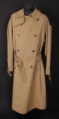 une photo d'un trench-coat beige sur un mannequin