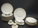 beaucoup d'assiettes, de tasses et de soucoupes sur la table
