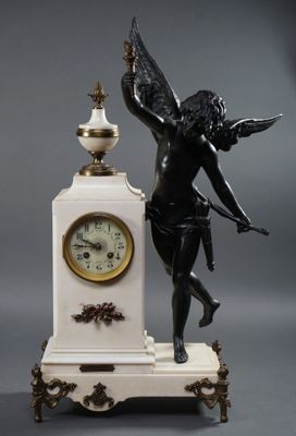 GARNITURE de cheminée en marbre blanc accostée de l'Amour au…