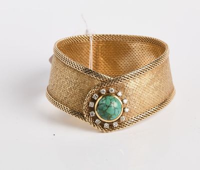 un gros plan d'un bracelet en or orné d'une pierre turquoise