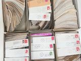 Des boîtes de courrier sont empilées les unes sur les autres sur une table