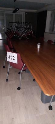 une longue table sur laquelle est inscrit un chiffre, au milieu d'une pièce
