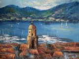 une peinture représentant une vue d'un port avec des bateaux dans l'eau