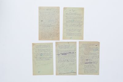 quatre morceaux de vieux papier comportant des inscriptions sur un fond blanc