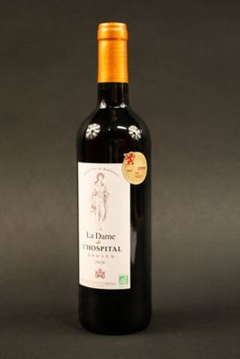 une bouteille de vin posée sur une table
