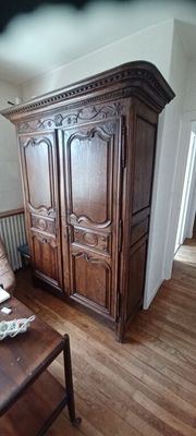 un salon équipé d'un canapé, d'une table basse et d'une armoire