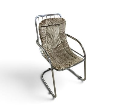 l'image d'une chaise posée sur une surface blanche