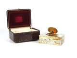 une petite boîte contenant une bague et une autre petite boîte contenant une bague