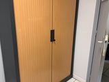 une photo d'une salle de bains avec une armoire en bois et un sol carrelé