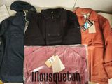 un tas de vêtements pour hommes posé sur un canapé