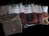 Plusieurs paires de pantalons de costume pour homme sont alignées en rangée