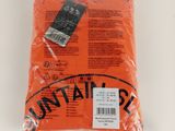 un sac en papier orange non graissé posé sur une table blanche