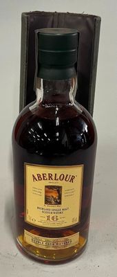 une photo d'une bouteille de whisky Aberlour à côté d'une boîte