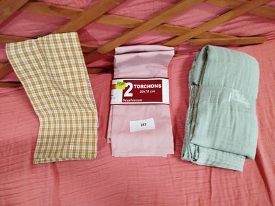 deux paires de chaussettes et un pantalon posés sur un lit