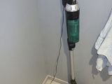 un aspirateur posé par terre dans une pièce