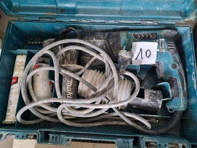 une boîte à outils bleue contenant tout un tas de fils