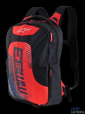 un sac à dos noir et rouge orné d'un logo