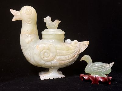 Chine, Flacon canard, sculpture en pierre dure, H 18 x 18
