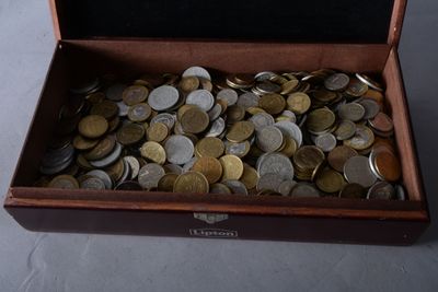 une boîte remplie de pièces de monnaie posée sur une table