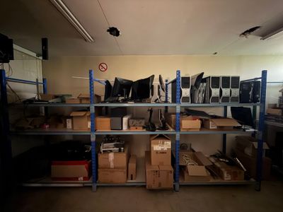 une pièce remplie de matériel informatique et de cartons