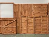 deux portes en bois ouvertes dans une pièce
