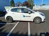 une petite voiture blanche garée dans un parking