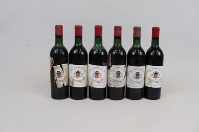 six bouteilles de vin sont alignées sur une surface blanche