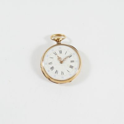 une montre de poche en or avec des chiffres romains sur le cadran