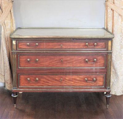 une commode ancienne surmontée d'un miroir
