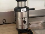 une cafetière posée sur le comptoir d'une cuisine