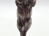 une statue représentant un ours debout sur ses pattes arrière