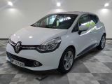 la voiture blanche est garée sur un sol en damier dans le garage
