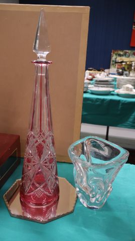 Carafe en cristal de bohème bicolore et un vase en cristal moulé