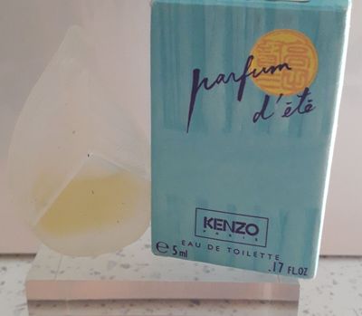 un flacon de parfum posé sur un comptoir