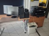 un bureau équipé d'un ordinateur, d'une imprimante et d'une imprimante