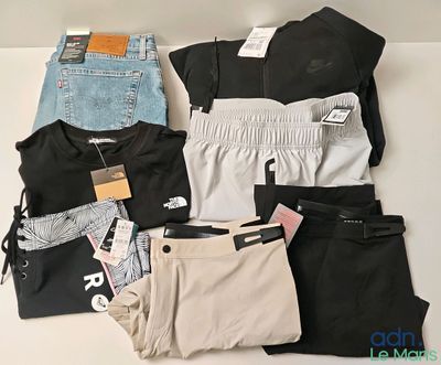 beaucoup de vêtements étalés sur une table
