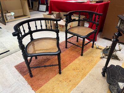 deux chaises assises l'une à côté de l'autre dans une pièce