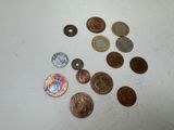 beaucoup de pièces qui sont sur la table