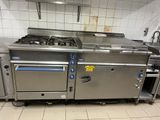 une cuisine équipée d'une cuisinière, d'un four et d'un évier