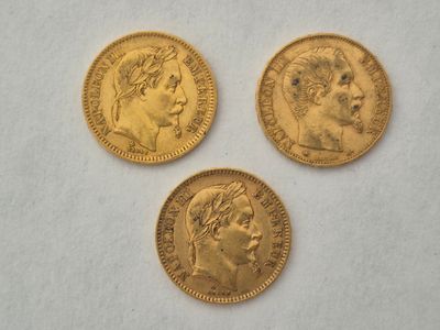 trois souverains d'or, dont l'un représente la tête d'une femme et l'autre celle d'un homme