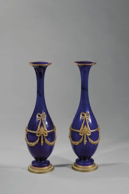 paire de vases bleu roi ornés de motifs dorés sur les côtés