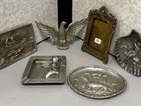 beaucoup d'objets en argent posés sur une table