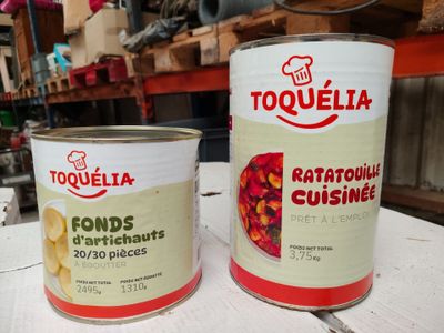 deux boîtes de conserve posées sur une table