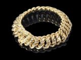 gros plan d'un bracelet en or sur fond noir