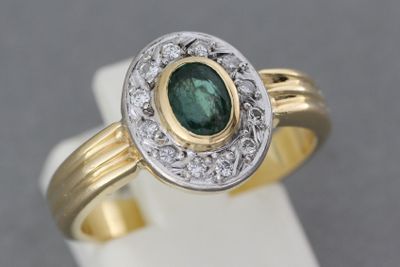 une image représentant une bague ornée d'une tourmaline verte entourée de diamants blancs